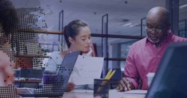 Pembe gömlekli bir adam mavi elbiseli bir kadını işaret ediyor. Ofis masasını dinliyor, dijital kaplama. İşbirliği, takım çalışması, iletişim, yenilik, modern, profesyonel, üretkenlik