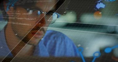 Ofis çalışma istasyonundaki veri tablolarının üzerinde programlama kodu eşleşmesi, kopyalama alanı var. Teknoloji, yenilik, dijital, analitik, yazılım, programlama, fütürist