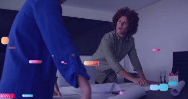 İş kıyafetleri içinde uzmanlar konferans odasındaki planları dijital etiketlerle gözden geçiriyorlar. İşbirliği, yenilik, teknoloji, mimari, çalışma alanı, beyin fırtınası, sunum