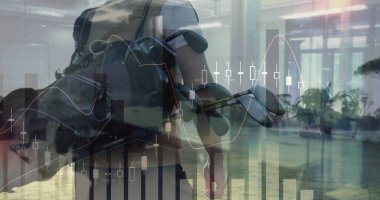 Golf kıyafeti giyen bir adam avluda golf çantası taşıyor, şamdanları ve çizgileri var. Lüks, profesyonellik, fütüristik, analiz, boş zaman, kurumsal, yansıtıcı