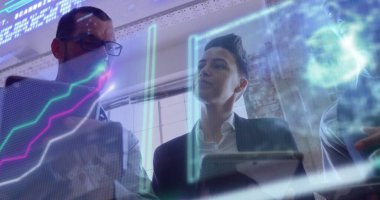 Takım elbiseli inceleme ekibi modern ofiste tablet bilgisayarlı ve dijital ekranlı çizelgeleri inceliyor. Teknoloji, yenilik, işbirliği, analitik, fütürizm, iş dünyası, çalışma alanı