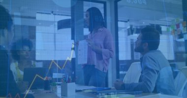 Toplantı odasında yazılı rapor, dizüstü bilgisayar ve çizelgeleri olan bluz giyen bir kadın sunar. Profesyonel, işbirliği, yenilik, analitik, takım çalışması, modern, kurumsal