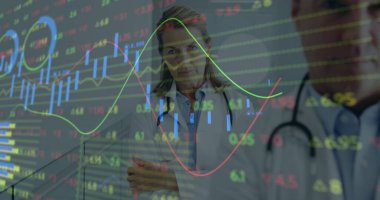 Hastane koridorunda steteskoplarla finansal verileri inceleyen kıdemli kadın doktor. Tıp uzmanları, sağlık analizleri, klinik çevre, dijital sağlık, veri görselleştirme, hastane iş akışı, takım çalışması