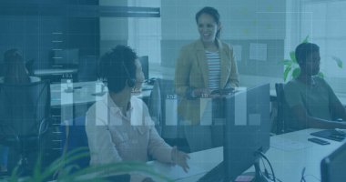 Tablet ve kulaklıklarıyla açık ofiste bronzlaşmış spor ceket giyen önde gelen Asyalı kadın. İşbirliği, takım çalışması, modernlik, üretkenlik, iş dünyası, iletişim, çalışma alanı