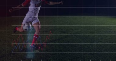 Üniformalı futbolcuların gece sahada topa vurması, şebeke örtüsü, kopyalama alanı. Atletik, spor, hareket, rekabet, enerjik, açık hava, dinamik