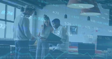 Piyasa numaraları, dizüstü bilgisayarlı tabletli grafikleri inceleyen üç iş arkadaşı. İşbirliği, takım çalışması, modern, profesyonel, analitik, iş, öğrenim