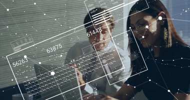 Laptop ekranını inceleyen iki ofis çalışanı ve yüzen veri panelleri olan kalemler. İşbirliği, analitik, dijital, yenilik, takım çalışması, modern, profesyonel