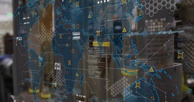 Kontrol odası camında altıgen kümeleri, ikonlar, raflar ve kutularla dijital dünya haritası gösteriliyor. Teknoloji, veri görselleştirme, fütüristik, sanayi, analitik, güvenlik, dijital ağ