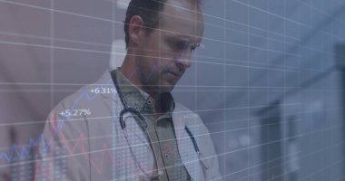 Hastane koridorundaki dijital grafikleri steteskop ve laboratuvar önlüğüyle inceleyen erkek doktor. Tıbbi profesyonellik, sağlık, veri analizi, klinik, modern hastane, teknoloji, teşhis