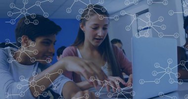 Genç kız yazmak ve çift kültürlü çocuğu sınıfa göstermek, dizüstü bilgisayar ağı simgelerini göstermek. İşbirliği, eğitim, takım çalışması, dijital, bağlantı, öğrenme, yenilik