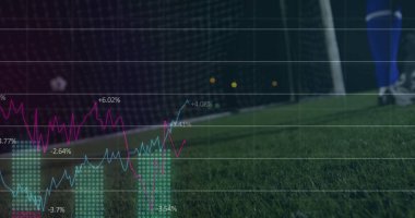 Oyuncu bacaklarını mavi çoraplarla ve kramponlarla sahada, çizelgelerle, kopya alanlarıyla gösteriyor. Atletik, antrenman, spor giyim, istatistik, performans, analiz, rekabetçi