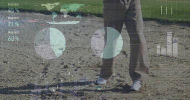 Gri ceketli, kumlu kenarlı kahverengi pantolonlu yarı şeffaf veri örtüsü olan bir erkek. Analizler, veri görselleştirme, açık hava, profesyonel, modern, teknoloji, arayüz