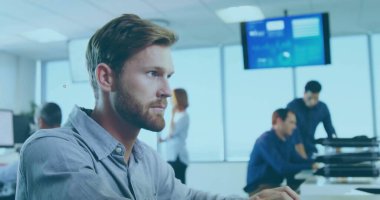 Modern ofisteki masaüstü bilgisayarında veri ekranı ve kopyalama alanı olan sakallı bir adam. İşbirliği, takım çalışması, üretkenlik, modernlik, şirket, yenilik, profesyonellik