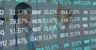 Hastane koridorunda tartışan iki doktor, stetoskoplar, kalp pilleri, çizgi grafikleri. Tıbbi, sağlık, teknoloji, yenilik, profesyonellik, tanı, işbirliği