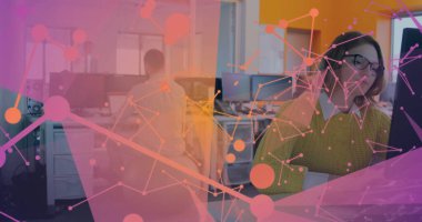 Ofiste masa başında süveter ve gözlük takan kadın çalışanlar ağ kaplaması, kopyalama alanı. Teknoloji, işbirliği, dijital, yenilik, çalışma alanı, bağlantı, gelecekçilik