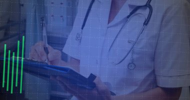 Klinikteki mavi panoya steteskop, siyah kalem ve veri çubuklarıyla önlük giymiş bir klinisyen. Sağlık, teşhis, teknik, profesyonel, veri, klinik, modern