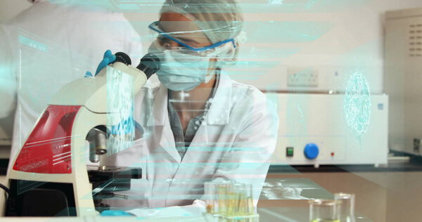 Пиринг учёный в лабораторном халате под микроскопом на лабораторной скамейке с цифровым наложением, копирующим пространство. Футуризм, инновации, упадок, исследования, наука, технология, аналитика