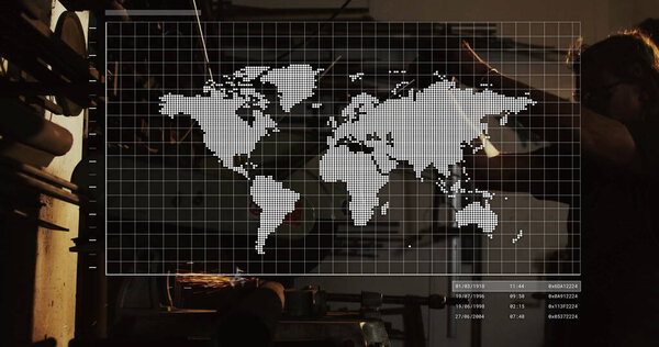 Шлифовальный станок в защитном снаряжении в металлическом цехе, с искрами, цифровым накладыванием, копировальным пространством. Промышленность, ремесло, инжиниринг, технологии, металлообработка, техника