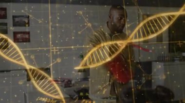 Kırmızı apronlu kıvılcım saçan DNA sarmalı spatulayı kavrayıp yemek bilimi için krep çeviriyor. Aşçılık, aşçılık, aşçılık, ev mutfağı, gastronomi, kahvaltı, yemek hazırlama.