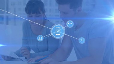 Çeşitli öğrenciler üzerindeki simgelerle bağlantı ağının animasyonu. Küresel eğitim, bağlantılar ve dijital arayüz kavramı dijital olarak oluşturulmuş video.