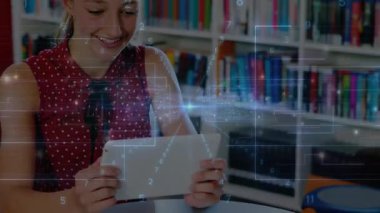 Kütüphanede tablet yetiştiren genç kız öğrenci parlayan veri örtüsünü inceliyor. Teknoloji, eğitim, yenilik, dijital, öğrenme, modern, bilimsel
