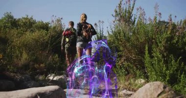 Teknik animasyonlar yürüyüşçülerin ekipman taşıdığını ve mor enerjinin denizanası oluşturduğunu gösteriyor. Macera, keşif, fantezi, aydınlanma, mistisizm, doğa, açık hava