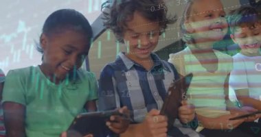 Eğitim uygulamalarını başlattıktan sonra tabletleri tıklatan çocuklar, işbirliği yapmak için veri tabloları oluşturuyorlar. Çocuklar, teknoloji, işbirliği, açık hava, eğitim, öğrenme, dijital