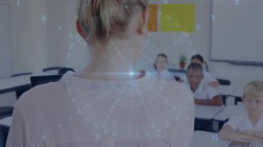 Kadın öğretmen tableti tıkırdatıyor, 3 boyutlu arayüz yansıtıyor öğrencileri eğitime bağlıyor. Eğitim, sınıf, teknoloji, yenilik, öğrenme, dijital, etkileşim