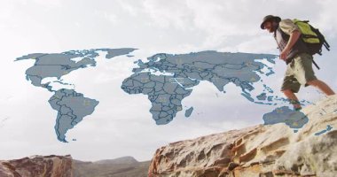 Açık dolgu işaretlerinin üzerinde beliren şeffaf teknoloji, erkek yürüyüşçülerin boşluğa atlamasına rehberlik ediyor. Macera, keşif, vahşi doğa, engebeli, yenilik, dijital, navigasyon