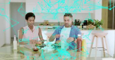 Cam masaya uzanmak, hamburgerleri birleştirmek, yemek için deniz mavisi ağının altında yarımlar kesmek. Foodie, gündelik yemek, modern mutfak, yaşam tarzı, paylaşılan yemek, taze malzemeler, çağdaş