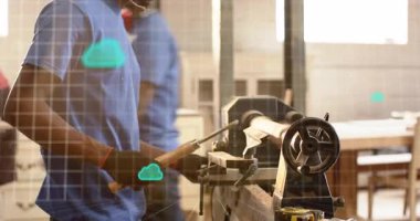 Şebeke ve bulut simgeleri sürüklenirken, teknisyenlerin rafine etmek için tıraşladığı keski boş. Sanatçılık, kesinlik, yenilik, üretim, sanayi, otomasyon, sanatçılık