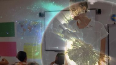 Dijital küresel ağ dersinde öğrencilere rehberlik eden kadın öğretmen olarak sınıfları somutlaştıran küre. Eğitim, e-öğrenim, sınıf, dijital, teknoloji, bağlantı, yenilik