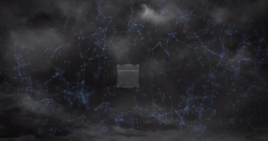 QR kod tarayıcısının animasyonu ve gök gürültüsü ve kara bulutlara karşı bağlantı ağı. Bilgisayar arayüzü ve iş teknolojisi kavramı