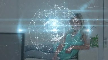 Evinde televizyon izlerken gülen beyaz bir kadının üzerine noktaları birleştirmenin animasyonu. Dijital kompozit, çoklu pozlama, boş zaman aktivitesi, keyif, sanat kültürü ve eğlence.