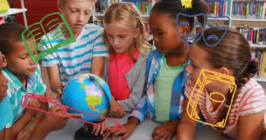 Çocuk dünyayı gezmeye başlayan öğrencilere el uzatıyor ve coğrafya için bölgeleri işaret ediyor. Eğitim, keşif, merak, çeşitlilik, öğrenme, takım çalışması, ilham verici