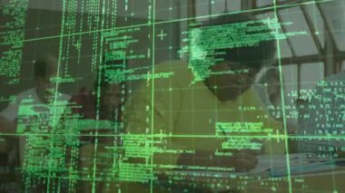 Ahşap masalarda sınıf arkadaşları not yazarken, ızgara kodu dijital öğrenmeyi gösterirken kayboluyor. Eğitim, teknoloji, yenilik, dijital, gençlik, takım çalışması, öğrenme