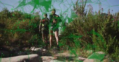 Bir çift yürüyüşçü, yolculuk için taşlı yamaca çıkmadan önce sırt çantalarını durdurup ayarlıyorlar. Macera, keşif, manzara, vahşi doğa, yürüyüş, açık hava, engebeli