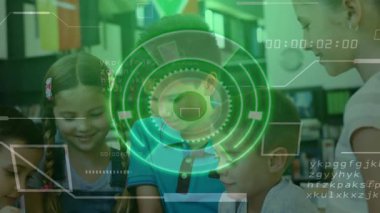 İlkokul öğrencileri Stylus 'la tablet tıklatıyorlar, eğitim için yeşil holografik kaplamayı etkinleştiriyorlar. Çocuklar, işbirliği, eğitim, teknoloji, öğrenme, sınıf, yenilik