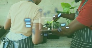 Kadın tepsiden çömleğe toprak toplarken adam malayı uzatıyor sonra da bahçeye tohum ekiyor. Bahçe işleri, takım çalışması, doğa, canlı, büyüme, manzara, diy