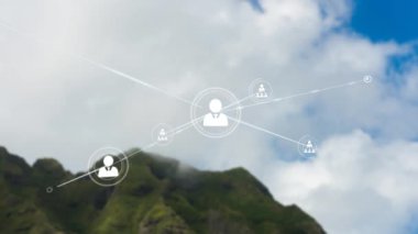 Manzara üzerindeki insan simgeleriyle bağlantı ağının animasyonu. Küresel ağlar, bağlantılar, seyahat ve doğa konsepti dijital olarak oluşturulmuş video.