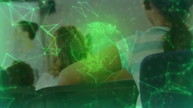 Öğretmen işaretçiyi yakalıyor ve dönen küre ve ağ örtüsüyle sınıfta derse başlıyor. Eğitim, e-öğrenim, dijital, yenilik, işbirliği, gelecek, büyüme