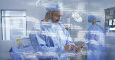 Cerrahlar ameliyathaneden tablet seçiyor, verileri ekip monitörü olarak kaydırıyor, veri örtüsü yoğunlaşıyor. Tıbbi, teknoloji, fütüristik, sağlık, yenilik, takım çalışması, dijital