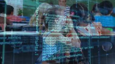 Kaplama titreşiyor ve azalıyor. Sınıfta öğretmenle birlikte iki kızın sırlarını paylaştığını gösteriyor. Çocuklar, arkadaşlık, eğitim, sınıf, iletişim, dijital efektler, öğretim