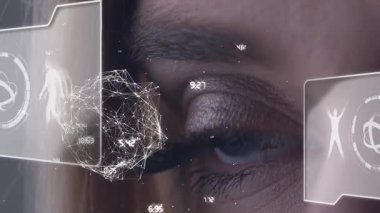 Beyaz kadın mavi gözlü, grafiksel dönen dünyayı tarayan ve insan anatomisini gösteren. Hologram, dijital kompozit, animasyon. Gözetim, fütüristik, iris, göz ve teknoloji konsepti.