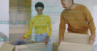 Çift yatak odasına giriyor, kutuları taşıyor ve yatağın üzerine giysilerini açıyor, hareketli ikonlar gösteriyor. İşbirliği, organizasyon, iç mekan, yaşam tarzı, uyum, gündelik, yerli