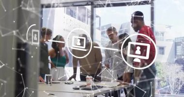 Kırmızılı adam dosya gösteriyor. Ağ grafikleriyle iş veri incelemesi başlatıyor. İşbirliği, takım çalışması, yenilik, modern, profesyonel, analitik, iletişim