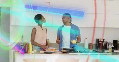 Adanın üzerinde görünen dijital örtüler, domates dilimleyen kadın ve hamburger için peynir karıştıran adam. Aşçılık, işbirliği, modern, tazelik, hazırlık, gurme, yaşam tarzı