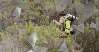 Macera yürüyüşçüleri yamaçtaki çalı çırpıları tutarken sis de dengeyi sağlıyor. Açık hava, yürüyüş, vahşi doğa, keşif, dayanıklı, zindelik, doğa.