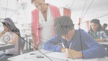 Öğretmen öğrenci duraksamasına, okul çalışma çizelgesinde iz sürme hareketleriyle tepki veriyor. Eğitim, akıl hocalığı, rehberlik, odaklanma, konsantrasyon, öğrenme, sınıf