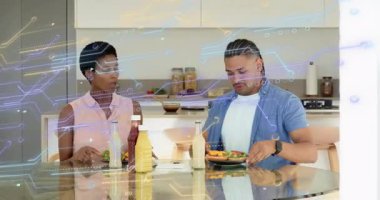 Kadın cam masada şişeyi açıp içkisini yudumluyor, erkek de yemek testi için baharat tadıyor. Sosyal, güncel, çağdaş, yaşam tarzı, yemek, etkileşim, mutluluk